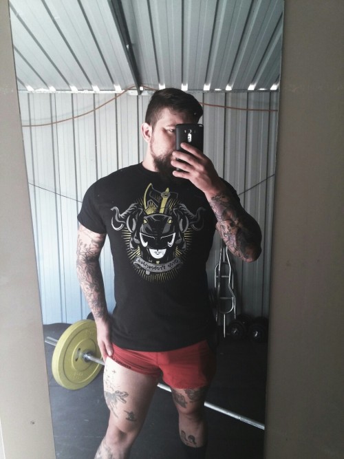 claygaymer:  donut-give-a-fuck-about-abs:  Power Rangers week was a success though I feel like I should have bought green, blue and pink as well.  OMFG. I need those tshirts. Stat!  Que delicia hahaha