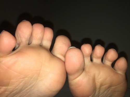 princesslunasprettyfeet: Don’t you wanna coat my pretty little toes with your cum?