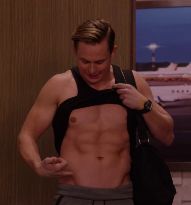 hotashellcelebmen:  More here :https://auscaps.me/2017/05/22/billy-magnussen-shirtless-in-unbreakable-kimmy-schmidt-3-12/