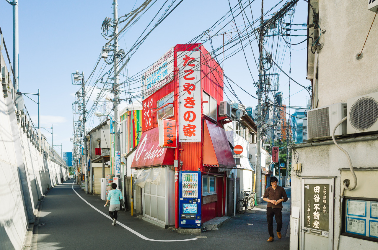 daciangroza:  Tokyo backstreets.
