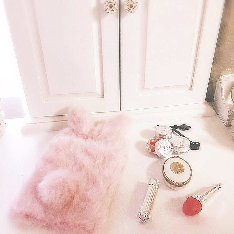 xoxsaramari:  Fluffy bunny mirror - winter exhibition gift from Swankiss 