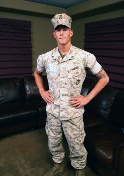 randydave69:  row2ski:  love4theregularguy:  Love a man in uniform   I do too and he is particularly HOT! I’d like to see more of him! You MUST check out this GREAT blog: http://knobmonkey.tumblr.com/