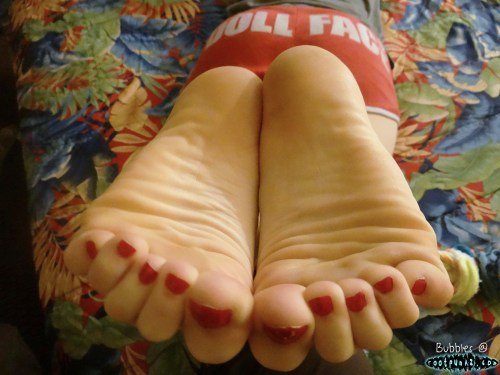 Time to remove Bubbles&rsquo; socks..wanna watch? Perfect body, perfect wrinkly soles! Full set 