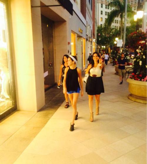 @alestoeessel: Tres mujeres bonitas pérdidas en Rodeo Drive. 