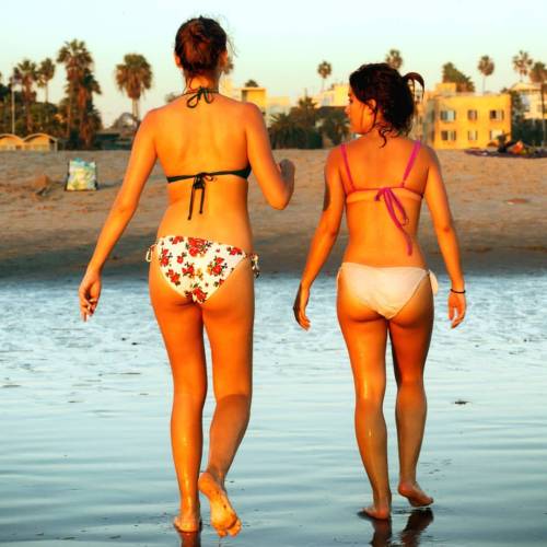 #santamonica #santamonicabeach #bikinibabes #beachgirls #bikinigirls #frombehind #bikinibutt #lastyl