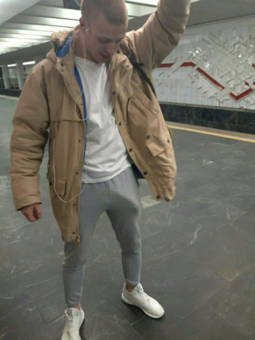 nathscarr: #joggers #hung #bulge