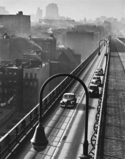 furtho:  Harold Roth’s photograph of Williamsburg Bridge, New York, 1947 (via Paolo1264)     