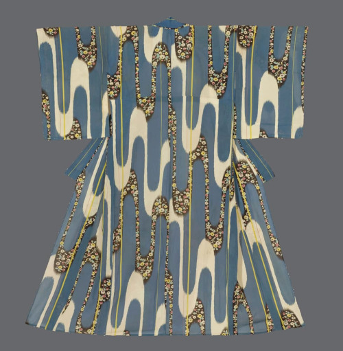 KimonoTaisho to early Showa (1912-1940)A chirimen rinzu silk kimono featuring a mesmerizing juxtapos