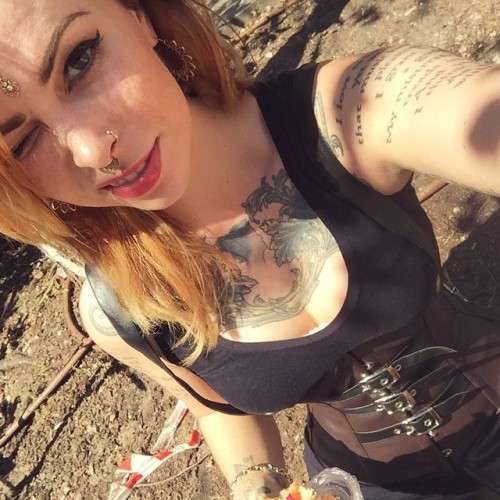 ayriapearlshell:  ☀️having a break in the sun after the first 3 shootings! A few are more to come! *-* guys I’m literally the happiest person on earth at the moment ♥ #ayria #lovett #personal #travel #france  (hier: Château de Pierrefonds)