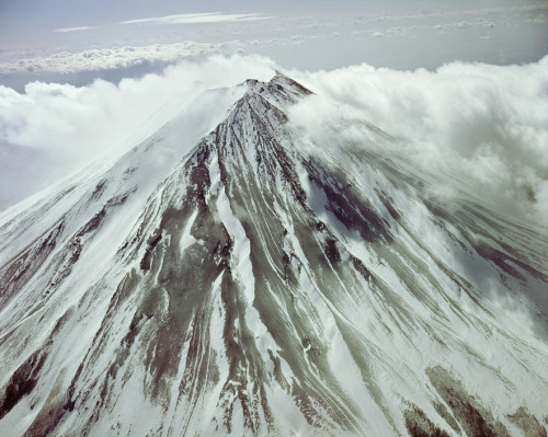 yama-bato: Hiroshi HamayaJAPAN. Winter starts on peak of Mount Fuji.