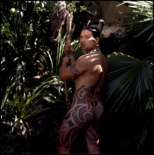 mackere: aiga-muamua:   artprostir:  Rewet Hui Kaakahu Te Mete - Ta Moko by Gordon Toi Hatfield. Photo by Patricia Steur  This kinda looks like a Maori pe'a   I went to school with Gordon Toi’s kids, he’s an awesome artist! 