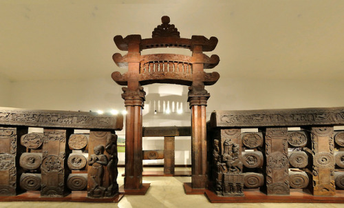 Gateway and Railings, Red Sandstone, Bharhut Stupa, Shunga dinasty, 2nd Century BCE. Indian Museum, 