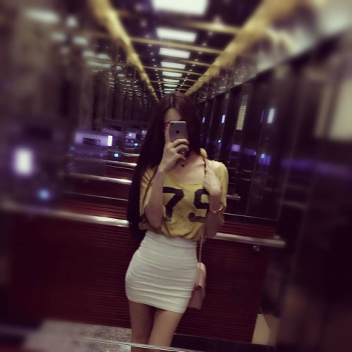 sistercher: 穿裙子出门总是被偷瞄本来想要出门逛街，结果被雨淋了回来。 最喜欢你这种穿着衣服被淋湿的样子了，衣服紧紧的贴在身上，可以看到深深地乳沟和浑圆的屁股，头发还滴着水。从后抱住，两只手