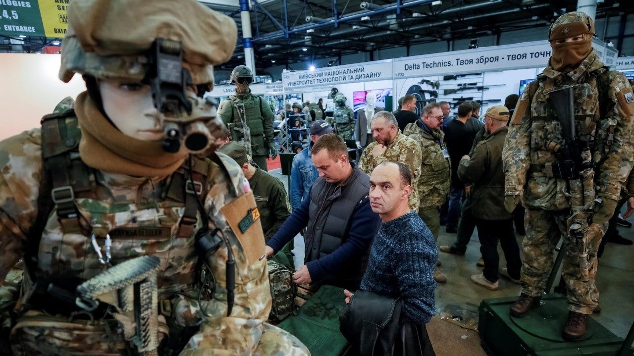 ARMAS Y SEGURIDAD. En la XIV Exposición Internacional Especializada, que tiene lugar en Kiev, se presentan muestras de armamento moderno y equipo militar de fabricantes ucranianos y extranjeros, en particular de Europa, Asia y América. (REUTERS)
MIRÁ...