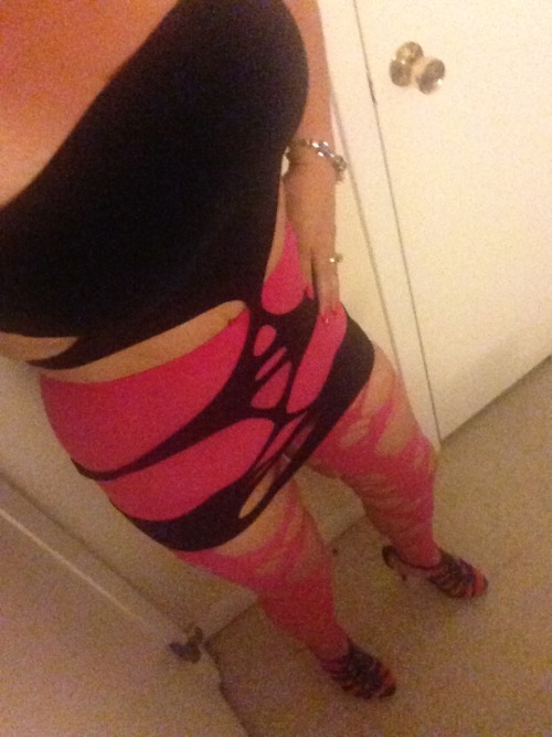 I really love her look very smoking hot sexy horny !!!!