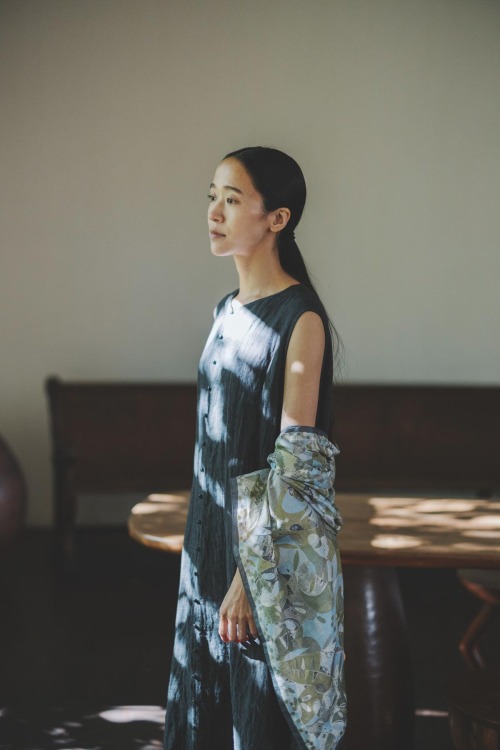 麻の二重織りは、やわらかなシワ感とほどよい暖かさ。早いうちはジャンパースカート風に長袖と重ね着しても良さそう。¥74,800Photograph by Shuhei Tonamihair &a
