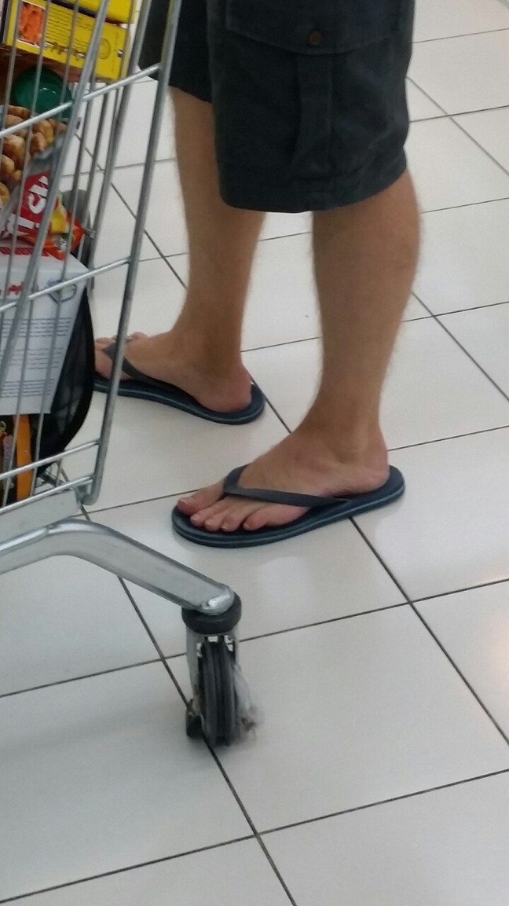 fuckyeahcandidmalefeet:  Dilf with really nice feet 😍