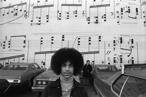 twixnmix:19-year-old Prince photographed by Robert Whitman outside Minneapolis’ old Schmitt Music Headquarters, 1977.  @fairyneko 