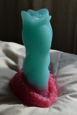 vixxydicks:  Look at this sweet little fellow! This toy here is Exotic-Erotics Reptilian model, and boy is it an interesting thing to look at. It’s certainly nothing like anything I’ve tried before.  Review will be coming soon!