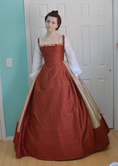 doxiequeen1:Some worn pictures of the finished kirtle! This project hasn’t been progressing well, bu