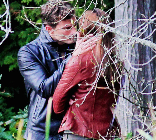 latersmrsgrey:  NEW: Jamie Dornan and Dakota Johnson filming Kiss Scene at Stanley