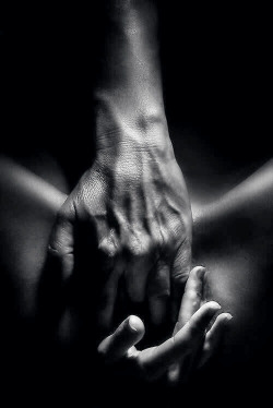 mysteriouslysparklystudent:  There is nothing sexier than a man’s hands………..
