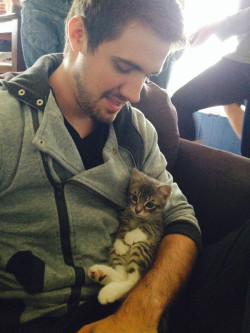 cute-overload:  Went to a friends’ BBQ. Came for the food, stayed for the kitty.http://cute-overload.tumblr.com