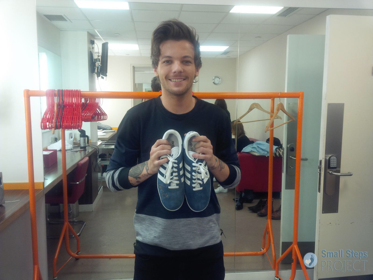 Frank Joseph Banks Geslagen vrachtwagen Erika's Corner — One Direction Louis Tomlinson Signed Adidas Shoes...