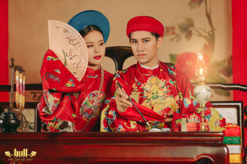 Beautiful red áo tấc created for Vietnamese wedding. Traditionally, Nguyễn dynasty preferred blue, g