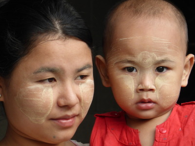 Lezersrubriek Going Back | Foto gemaakt in 2014 in de hoofdstad van Myanmar, Yangon. Moeder en kind kijken naar festiviteiten en hebben hun gezicht ingesmeerd met thanaka. Dat is gemaakt van boombast en dient als bescherming tegen de zon. Ingezonden...