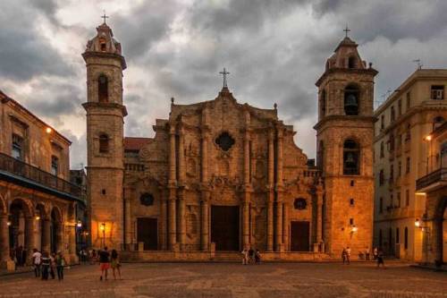 Catedral al anochecer. Comparen con.la anterior como cambia la foto con una luz diferente. #cuba #cu