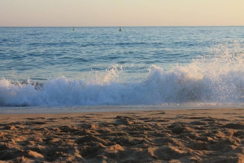 csidesuicide:  I don’t get waves of missing you anymore I’m drowning drowning drowning