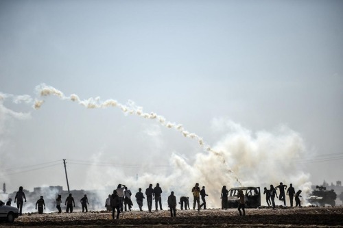 aljazeeraamerica:Violence flares at Turkey-Syria border checkpointFULL GALLERY