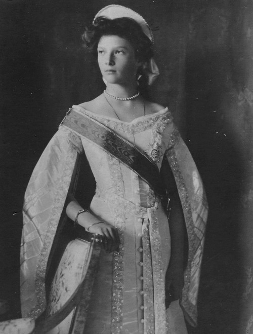 teatimeatwinterpalace:Grand Duchess Tatiana Nikolaevna in Russian Court Dress - 1911.