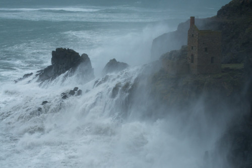 halls-of-nienna: Gothic par Duncan George Via Flickr : The Atlantic Ocean rages at Botallack, N