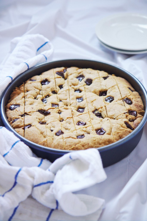 omg-yumtastic:(Via: hoardingrecipes.tumblr.com)   Giant Cinnamon Chocolate Chip Cookie