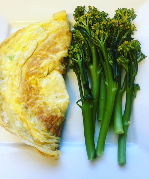 This spring onion omelette and broccoli is needed, not just wanted KD #vegetarianrecipes #instafood 