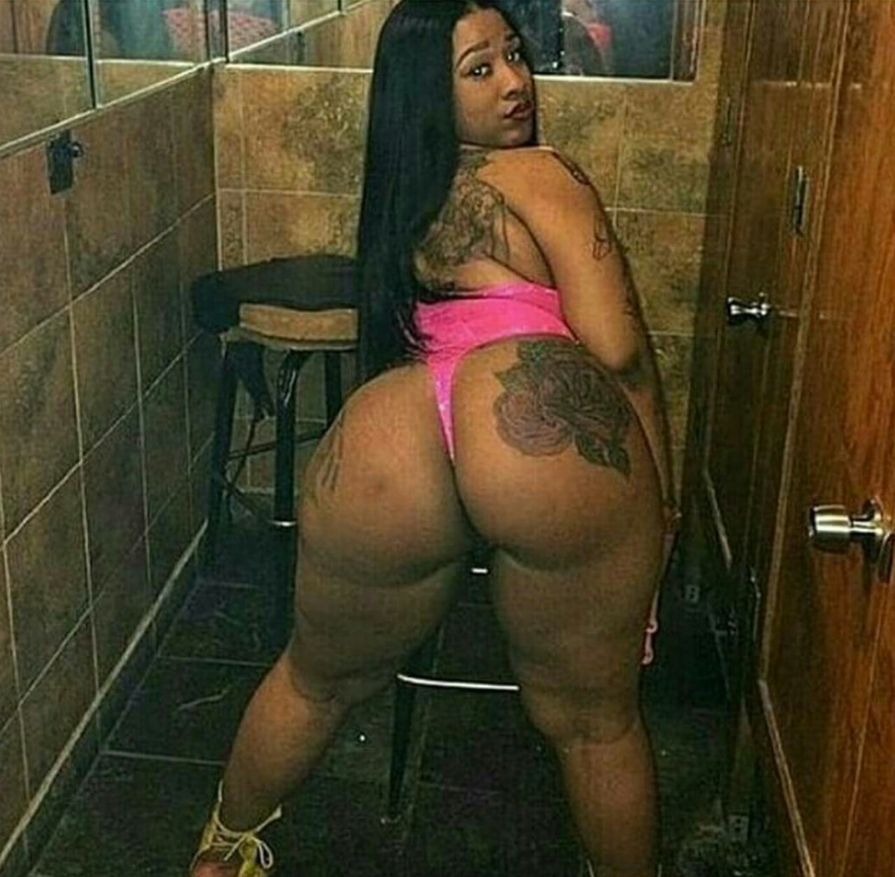 gurillaboythamane:  zeekdafreek2353:  I love bad big booty bitches that’s my fucking