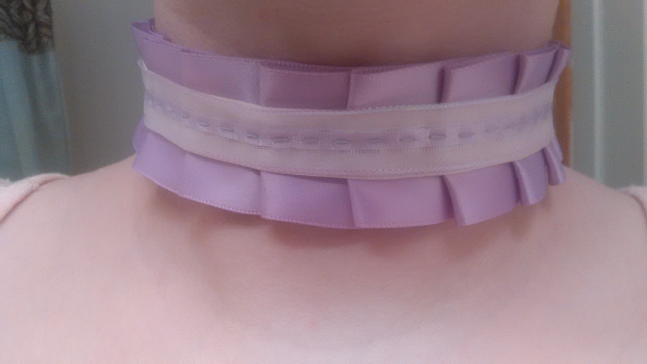 I made myself a reversible ribbon choker today.