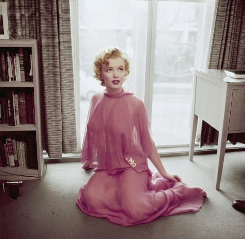 a-state-of-bliss:Marilyn Monroe by Phillipe