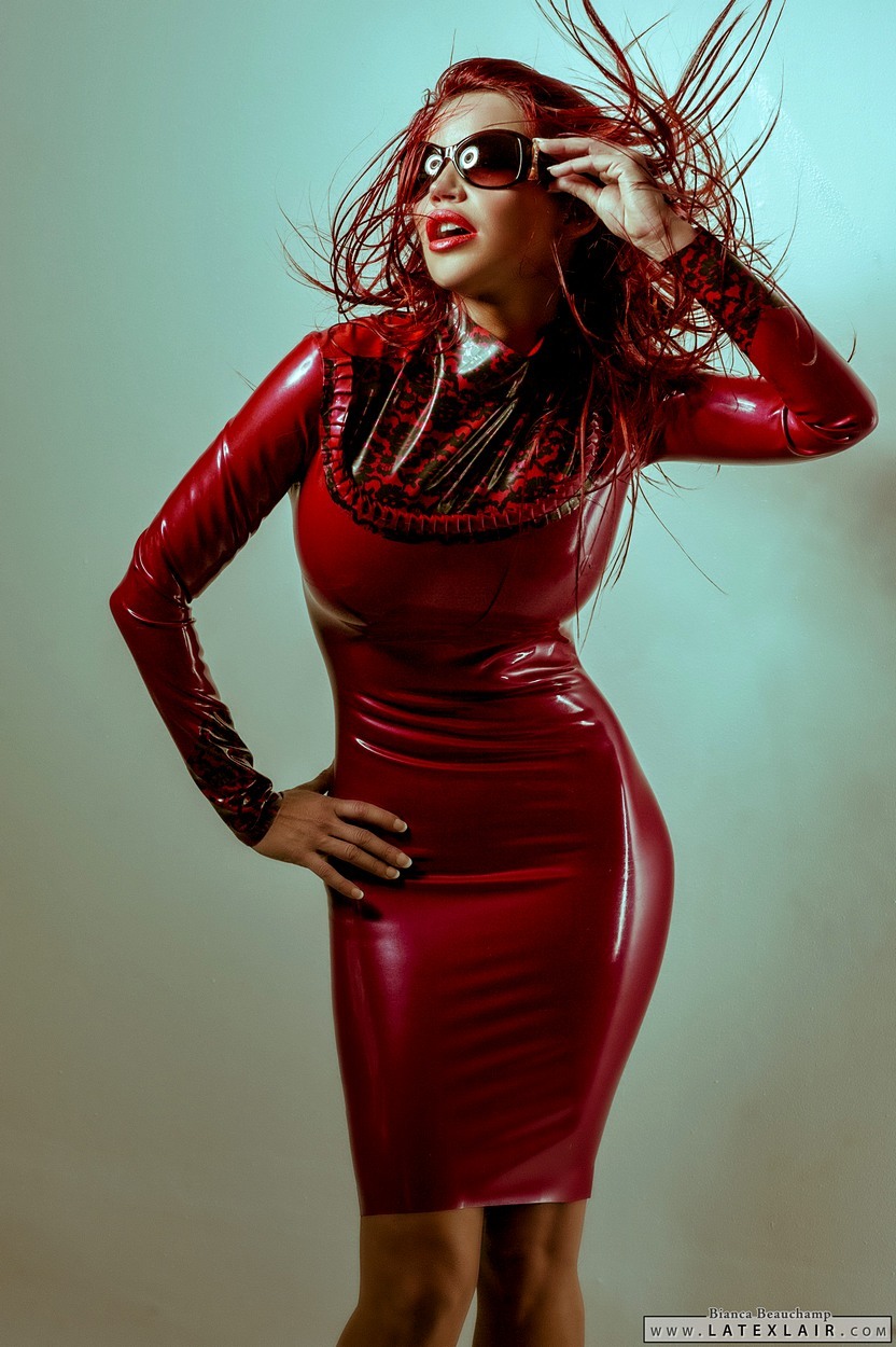 osisb:  fear-and-loathing-in-latex:  fashionista  Bianca red latex diva