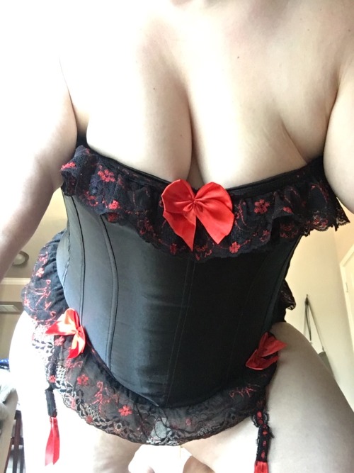 cathyishisdeliciouslittleslut:  Feeling a bit of leather and lace today….
