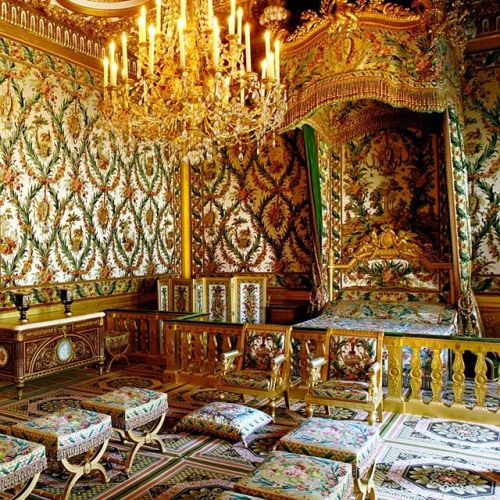 versaillesadness:  🏛️ Our exploration of @chateaufontainebleau brings us today to one of the most iconic rooms of the palace. The so-called Empress Bedchamber is a room that as been used as such by the queens of France since the 16th century. This