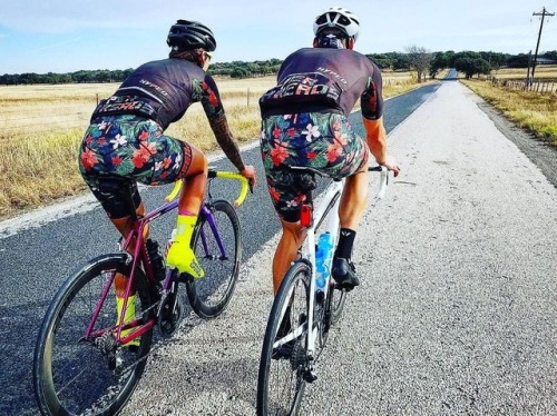 youcantbuyland: Love those shorts  #Repost @kitfitcycling ・・・ Nice tropical #kitfits from @wattage_c