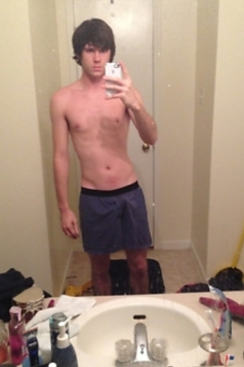 stevieb989:  collegeguykingdom:  Tricked guy on Skout.  Nicee 