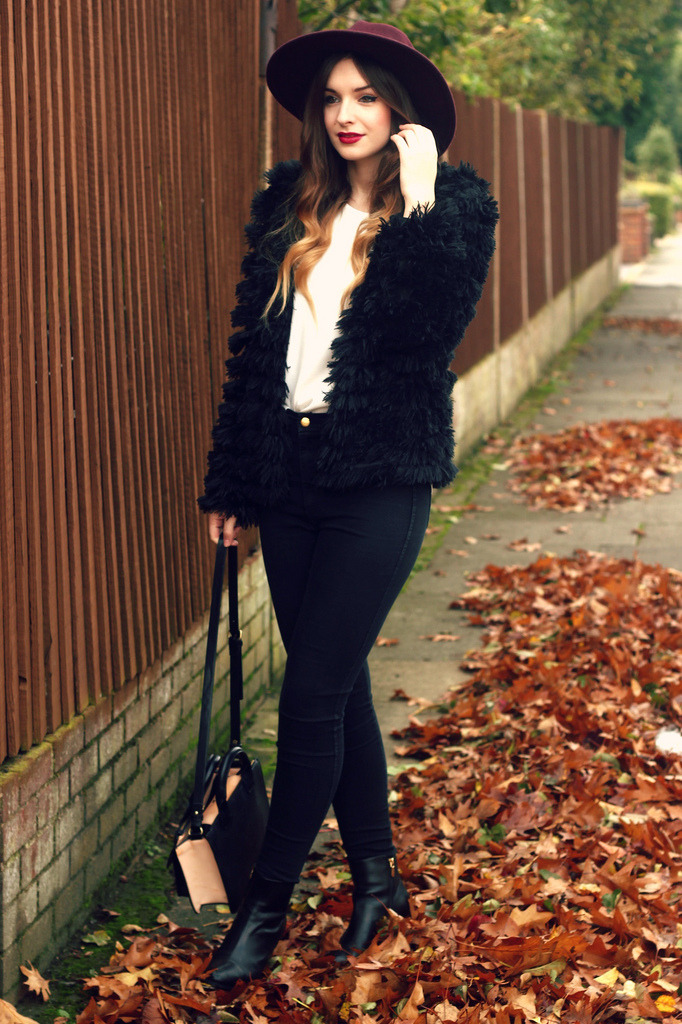 what-id-wear:  What I’d Wear : The Outfit Database (source : What Olivia Did )