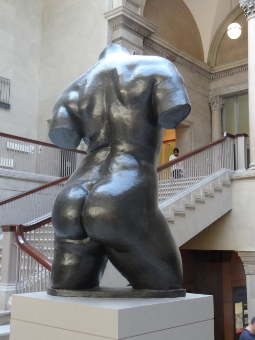 tartanfics:Statue butts of the Art Institute of Chicago and the Cincinnati Art Museum.