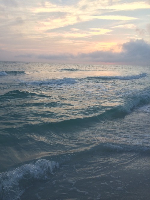 somewhatgirly:the ocean looked like a painting