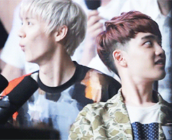 luhanahs:  luhan and kyungsoo laughing at baekhyun’s famous light dance 