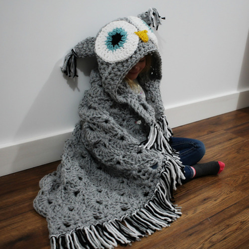 copperbadge:nehirose:maskedyoukai:adulthoodisokay:mymodernmet:DIY Hooded Owl Blanket Turns a Couch P